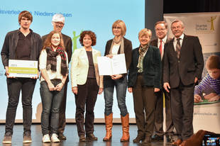 Gruppenbild von der Preisverleihung "Starke Schule. Deutschlands beste Schulen, die zur Ausbildungsreife führen" am 11.02.2015 in Hannover mit der niedersächsischen Kultusministerin Frau Heiligenstadt.