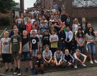 "Französischer Filmtag": Unsere Schüler/innen vor dem Kino in Ankum "Französischer Filmtag": Unsere Schüler/innen vor dem Kino in Ankum